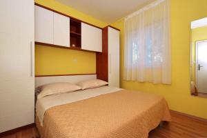 Postel nebo postele na pokoji v ubytování Two-Bedroom Apartment in Slatine II