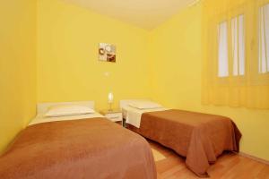 Postel nebo postele na pokoji v ubytování Two-Bedroom Apartment in Slatine II