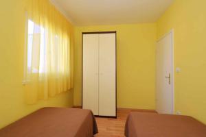 Postel nebo postele na pokoji v ubytování Two-Bedroom Apartment in Slatine II