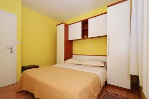 Postel nebo postele na pokoji v ubytování Two-Bedroom Apartment in Slatine II