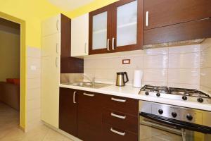 Kuchyň nebo kuchyňský kout v ubytování Two-Bedroom Apartment in Slatine II
