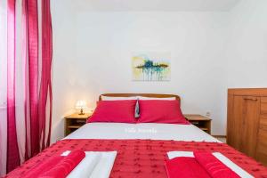 Postel nebo postele na pokoji v ubytování Apartment Rogoznica - Sibenik Riviera 7187