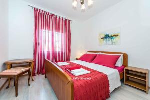Postel nebo postele na pokoji v ubytování Apartment Rogoznica - Sibenik Riviera 7187