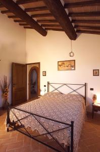 - une chambre avec un lit dans l'établissement Agriturismo Il Poderino, à Asciano