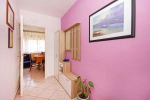 TV a/nebo společenská místnost v ubytování Two-Bedroom Apartment in Makarska/Makarska Riviera 6709