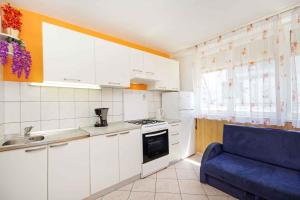 Kuchyň nebo kuchyňský kout v ubytování Two-Bedroom Apartment in Makarska/Makarska Riviera 6709 + 16 fotografií
