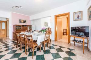 TV a/nebo společenská místnost v ubytování Apartment Rogoznica - Sibenik Riviera 7187