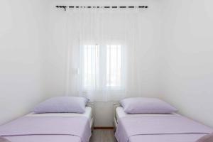 Postel nebo postele na pokoji v ubytování Apartment Rogoznica - Sibenik Riviera 7187