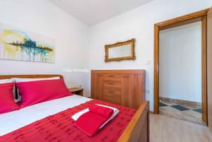 Postel nebo postele na pokoji v ubytování Apartment Rogoznica - Sibenik Riviera 7187