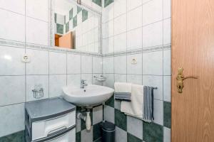 Koupelna v ubytování Apartment Rogoznica - Sibenik Riviera 7187 + 17 fotografií