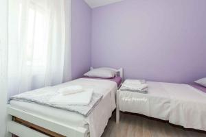 Postel nebo postele na pokoji v ubytování Apartment Rogoznica - Sibenik Riviera 7187