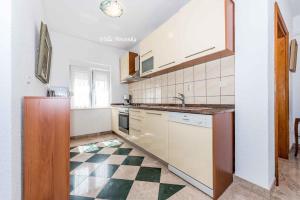 Kuchyň nebo kuchyňský kout v ubytování Apartment Rogoznica - Sibenik Riviera 7187