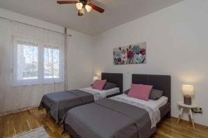 Fotografia z galérie ubytovania Two-Bedroom Apartment in Kastel Novi I v destinácii Kaštela + 13 fotografií