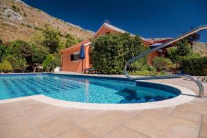 Bazén v ubytování Holiday home in Podstrana 7300 nebo v jeho okolí