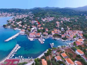 eine Luftansicht eines Hafens mit einer Stadt in der Unterkunft Holiday home Poljana - Insel Ugljan 7467 in Poljana