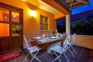 eine Küche mit einem Tisch und Stühlen auf einer Terrasse in der Unterkunft Holiday home Poljana - Insel Ugljan 7467 in Poljana