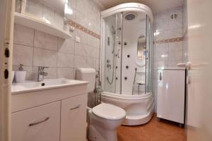 Un baño de Holiday home Hrvace - Split Riviera 7302 20 fotos más