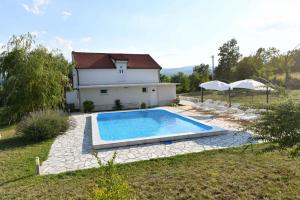 uma piscina em frente a uma casa em Holiday home Hrvace/Split Riviera 7302 em Markulin