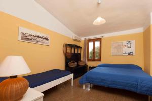 トッレ・デッレ・ステッレにあるHoliday home in Torre delle Stelle 22926のベッドルーム1室(青いシーツとランプ付きのベッド2台付)