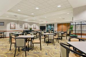 a dining room filled with tables and chairs at Wingate by Wyndham Green Bay in Green Bay
