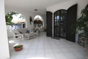 un soggiorno con porta e patio di Holiday home in Quartu Sant'Elena 22916 a Flumini di Quartu