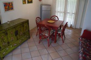 ロザピネタにあるApartment in Rosolina Mare 29520のキッチン(テーブル、椅子、冷蔵庫付)
