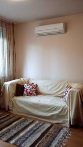 シオーフォクにあるApartment in Siofok with Two-Bedrooms 3のリビングルーム(白いソファ、ファン付)