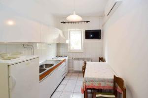 Küche/Küchenzeile in der Unterkunft Apartment in Pula with Two-Bedrooms 3