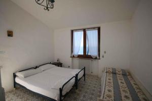 トッレ・デッレ・ステッレにあるHoliday home in Torre delle Stelle 22924の小さなベッドルーム(ベッド1台、窓付)