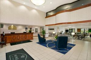a lobby of a hospital with chairs and tables at Wingate by Wyndham Green Bay in Green Bay