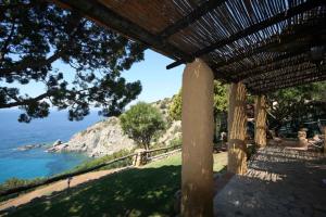 トッレ・デッレ・ステッレにあるHoliday home in Torre delle Stelle 22924の海とビーチを望むポーチ