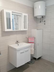 Kúpeľňa v ubytovaní Two-Bedroom Apartment in Baric Draga I