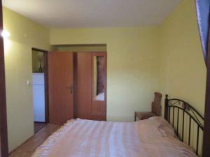 Posteľ alebo postele v izbe v ubytovaní Apartment in Razanac/Zadar Riviera 8227