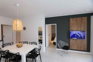 Televisi dan/atau pusat hiburan di Apartment in Silo with Two-Bedrooms 7