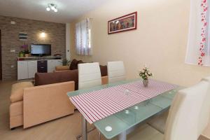 Kuchyňa alebo kuchynka v ubytovaní Apartment in Jadranovo with Two-Bedrooms 1