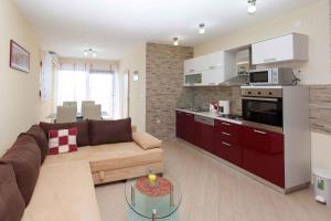 Kuchyňa alebo kuchynka v ubytovaní Apartment in Jadranovo with Two-Bedrooms 1