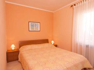 um quarto com uma cama e uma janela em Apartment in Rabac 16819 em Rabac