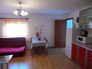 salon ze stołem i kuchnią w obiekcie Apartment in Fazana/Istrien 8621 w mieście Valbandon
