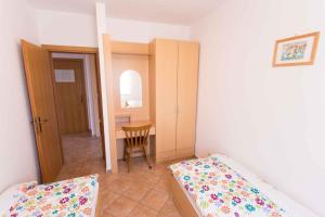 una piccola camera con due letti e un tavolo di Apartment in Okrug Gornji with Two-Bedrooms 2 a Trogir