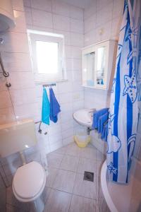 uma casa de banho com um WC e um lavatório em Apartment in Okrug Gornji with Two-Bedrooms 2 em Trogir