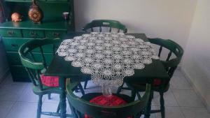 ティハニにあるHoliday home in Tihany/Balaton 20236のテーブル(椅子4脚、白黒のテーブルクロス付)