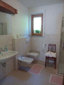 テージモにあるOne-Bedroom Apartment in Tisens Iのバスルーム(洗面台、トイレ付)、窓が備わります。