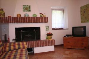 sala de estar con chimenea y TV en Holiday home in Tiarno di Sotto 23505, en Tiarno di Sotto