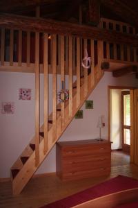 escalera de madera en una habitación con vestidor en Holiday home in Tiarno di Sotto 23505, en Tiarno di Sotto