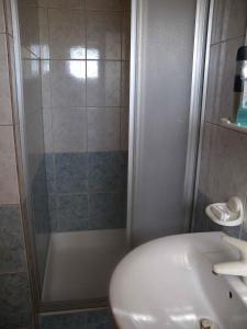 y baño con ducha y lavamanos. en Two-Bedroom Apartment in Balatonbereny II en Balatonberény