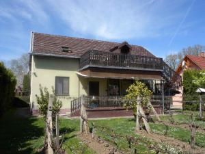 Casa con porche y balcón en Two-Bedroom Apartment in Balatonbereny II en Balatonberény