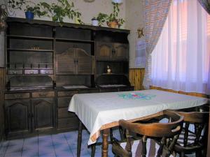 cocina con mesa y mantel blanco en Holiday home Balatonlelle/Balaton 19083 en Balatonlelle