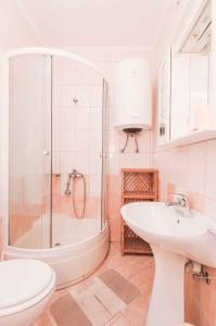 ein Badezimmer mit Dusche, Toilette und Waschbecken in der Unterkunft Apartments in Mali Losinj 14985 in Mali Lošinj
