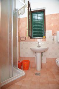 y baño con lavabo y ducha. en One-Bedroom Apartment in Kukljica I en Kukljica