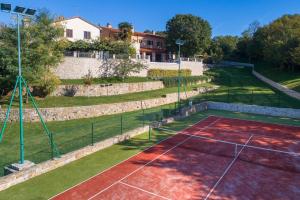 Tenis a/nebo squash v ubytování Holiday home in Kapelica - Istrien 8846 nebo okolí